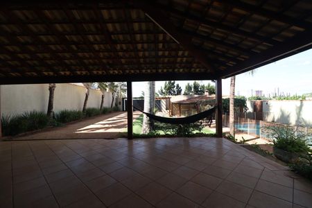 Casa de condomínio para alugar com 1000m², 4 quartos e 6 vagasVaranda