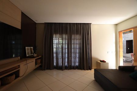 Casa de condomínio para alugar com 1000m², 4 quartos e 6 vagasSala tv