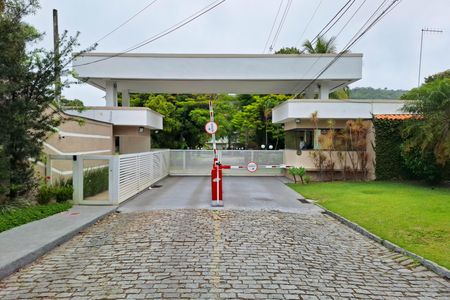 Casa de condomínio à venda com 380m², 4 quartos e 3 vagas Casa de condomínio à venda com 380m², 4 quartos e 3 vagasFachada
