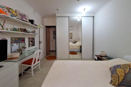 Casa de condomínio à venda com 380m², 4 quartos e 3 vagas Casa de condomínio à venda com 380m², 4 quartos e 3 vagasQuarto 2