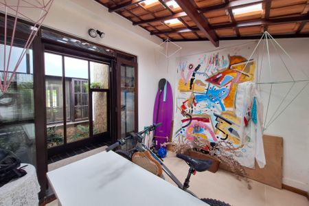 Casa de condomínio à venda com 380m², 4 quartos e 3 vagas Casa de condomínio à venda com 380m², 4 quartos e 3 vagasAteliê