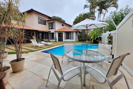 Casa de condomínio à venda com 380m², 4 quartos e 3 vagas Casa de condomínio à venda com 380m², 4 quartos e 3 vagasQuintal