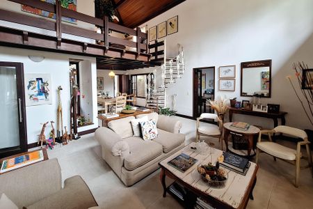 Casa de condomínio à venda com 380m², 4 quartos e 3 vagas Casa de condomínio à venda com 380m², 4 quartos e 3 vagasSala