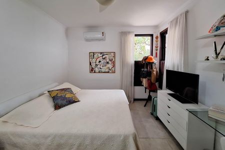 Casa de condomínio à venda com 380m², 4 quartos e 3 vagas Casa de condomínio à venda com 380m², 4 quartos e 3 vagasQuarto 2