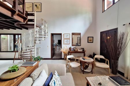 Casa de condomínio à venda com 380m², 4 quartos e 3 vagas Casa de condomínio à venda com 380m², 4 quartos e 3 vagasSala