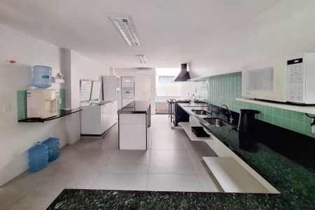 Casa de condomínio à venda com 380m², 4 quartos e 3 vagas Casa de condomínio à venda com 380m², 4 quartos e 3 vagasÁrea comum