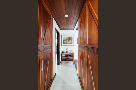 Casa de condomínio à venda com 380m², 4 quartos e 3 vagas Casa de condomínio à venda com 380m², 4 quartos e 3 vagasCorredor