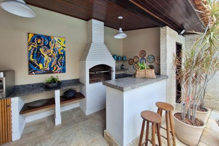 Casa de condomínio à venda com 380m², 4 quartos e 3 vagas Casa de condomínio à venda com 380m², 4 quartos e 3 vagasQuintal