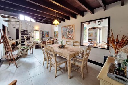 Casa de condomínio à venda com 380m², 4 quartos e 3 vagas Casa de condomínio à venda com 380m², 4 quartos e 3 vagasSala