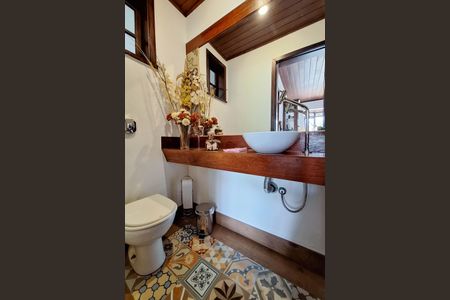 Casa de condomínio à venda com 380m², 4 quartos e 3 vagas Casa de condomínio à venda com 380m², 4 quartos e 3 vagasLavabo 2