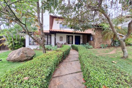 Casa de condomínio à venda com 380m², 4 quartos e 3 vagas Casa de condomínio à venda com 380m², 4 quartos e 3 vagasFachada