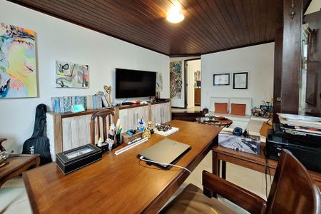 Casa de condomínio à venda com 380m², 4 quartos e 3 vagas Casa de condomínio à venda com 380m², 4 quartos e 3 vagasEscritório