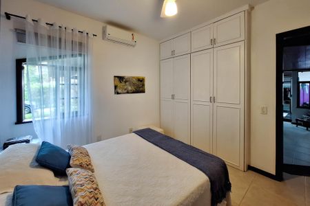 Casa de condomínio à venda com 380m², 4 quartos e 3 vagas Casa de condomínio à venda com 380m², 4 quartos e 3 vagasQuarto 1