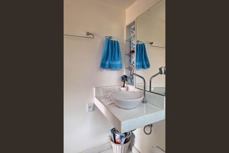 Casa de condomínio à venda com 380m², 4 quartos e 3 vagas Casa de condomínio à venda com 380m², 4 quartos e 3 vagasBanheiro Social 2