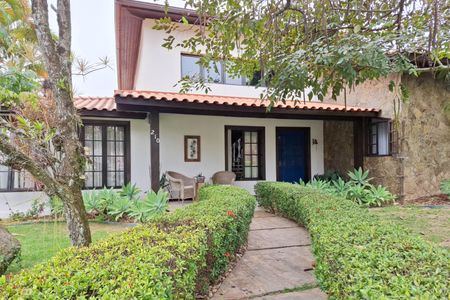 Casa de condomínio à venda com 380m², 4 quartos e 3 vagas Casa de condomínio à venda com 380m², 4 quartos e 3 vagasFachada