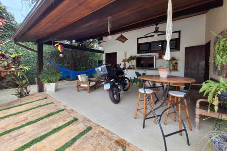 Casa de condomínio à venda com 380m², 4 quartos e 3 vagas Casa de condomínio à venda com 380m², 4 quartos e 3 vagasQuintal