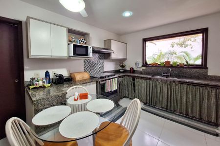 Casa de condomínio à venda com 380m², 4 quartos e 3 vagas Casa de condomínio à venda com 380m², 4 quartos e 3 vagasCozinha