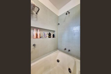 Casa de condomínio à venda com 380m², 4 quartos e 3 vagas Casa de condomínio à venda com 380m², 4 quartos e 3 vagasBanheiro da Suíte 1