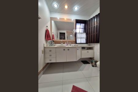 Casa de condomínio à venda com 380m², 4 quartos e 3 vagas Casa de condomínio à venda com 380m², 4 quartos e 3 vagasBanheiro Social