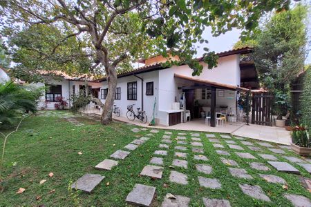 Casa de condomínio à venda com 380m², 4 quartos e 3 vagas Casa de condomínio à venda com 380m², 4 quartos e 3 vagasQuintal