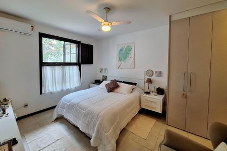 Casa de condomínio à venda com 380m², 4 quartos e 3 vagas Casa de condomínio à venda com 380m², 4 quartos e 3 vagasSuíte 1