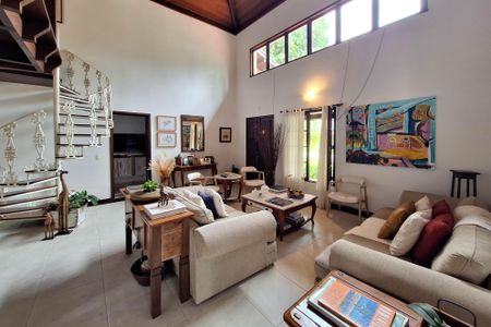 Casa de condomínio à venda com 380m², 4 quartos e 3 vagas Casa de condomínio à venda com 380m², 4 quartos e 3 vagasSala