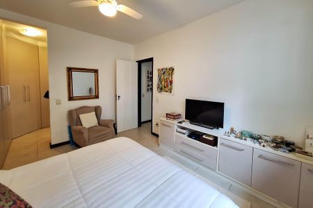 Casa de condomínio à venda com 380m², 4 quartos e 3 vagas Casa de condomínio à venda com 380m², 4 quartos e 3 vagasSuíte 1