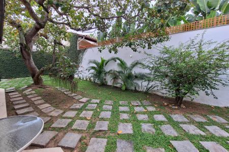 Casa de condomínio à venda com 380m², 4 quartos e 3 vagas Casa de condomínio à venda com 380m², 4 quartos e 3 vagasQuintal