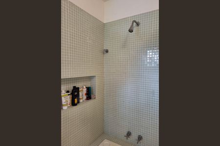 Casa de condomínio à venda com 380m², 4 quartos e 3 vagas Casa de condomínio à venda com 380m², 4 quartos e 3 vagasBanheiro da Suíte 1