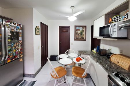 Casa de condomínio à venda com 380m², 4 quartos e 3 vagas Casa de condomínio à venda com 380m², 4 quartos e 3 vagasCozinha