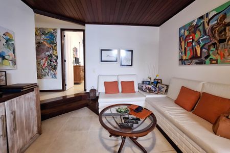 Casa de condomínio à venda com 380m², 4 quartos e 3 vagas Casa de condomínio à venda com 380m², 4 quartos e 3 vagasEscritório