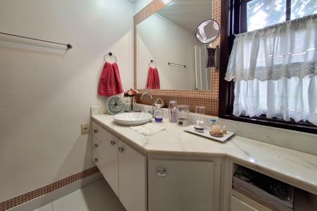 Casa de condomínio à venda com 380m², 4 quartos e 3 vagas Casa de condomínio à venda com 380m², 4 quartos e 3 vagasBanheiro Social