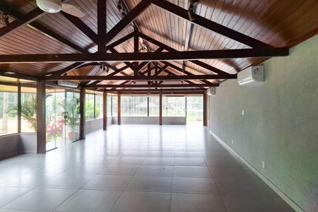 Casa de condomínio à venda com 380m², 4 quartos e 3 vagas Casa de condomínio à venda com 380m², 4 quartos e 3 vagasÁrea comum