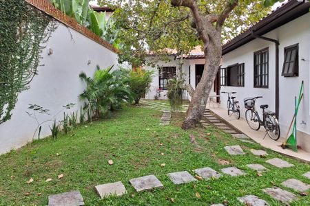 Casa de condomínio à venda com 380m², 4 quartos e 3 vagas Casa de condomínio à venda com 380m², 4 quartos e 3 vagasQuintal