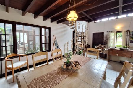 Casa de condomínio à venda com 380m², 4 quartos e 3 vagas Casa de condomínio à venda com 380m², 4 quartos e 3 vagasSala