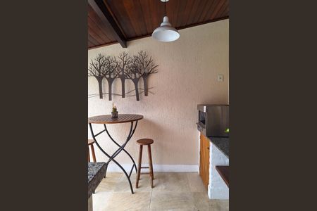 Casa de condomínio à venda com 380m², 4 quartos e 3 vagas Casa de condomínio à venda com 380m², 4 quartos e 3 vagasQuintal