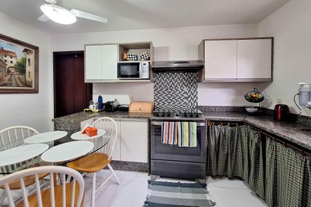 Casa de condomínio à venda com 380m², 4 quartos e 3 vagas Casa de condomínio à venda com 380m², 4 quartos e 3 vagasCozinha