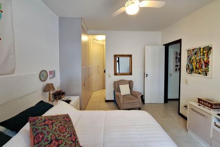 Casa de condomínio à venda com 380m², 4 quartos e 3 vagas Casa de condomínio à venda com 380m², 4 quartos e 3 vagasSuíte 1