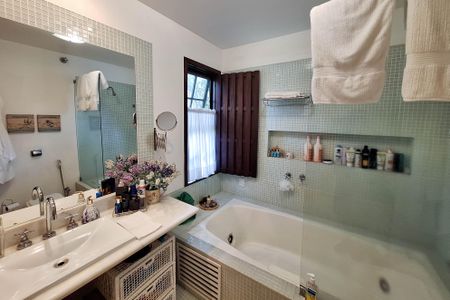 Casa de condomínio à venda com 380m², 4 quartos e 3 vagas Casa de condomínio à venda com 380m², 4 quartos e 3 vagasBanheiro da Suíte 1