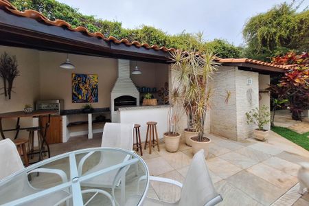 Casa de condomínio à venda com 380m², 4 quartos e 3 vagas Casa de condomínio à venda com 380m², 4 quartos e 3 vagasQuintal