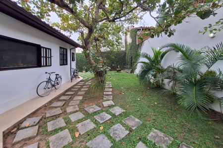 Casa de condomínio à venda com 380m², 4 quartos e 3 vagas Casa de condomínio à venda com 380m², 4 quartos e 3 vagasQuintal