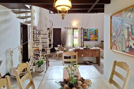 Casa de condomínio à venda com 380m², 4 quartos e 3 vagas Casa de condomínio à venda com 380m², 4 quartos e 3 vagasSala