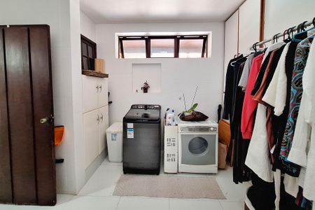 Casa de condomínio à venda com 380m², 4 quartos e 3 vagas Casa de condomínio à venda com 380m², 4 quartos e 3 vagasLavanderia