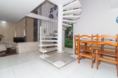 Casa à venda com 247m², 4 quartos e 2 vagas Casa à venda com 247m², 4 quartos e 2 vagasEscada