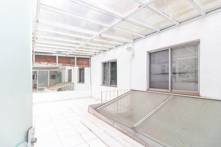 Casa à venda com 247m², 4 quartos e 2 vagas Casa à venda com 247m², 4 quartos e 2 vagasTerraço