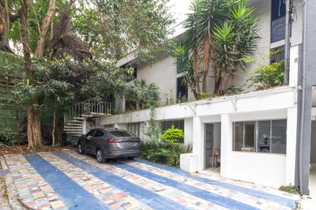 Casa à venda com 247m², 4 quartos e 2 vagas Casa à venda com 247m², 4 quartos e 2 vagasFachada