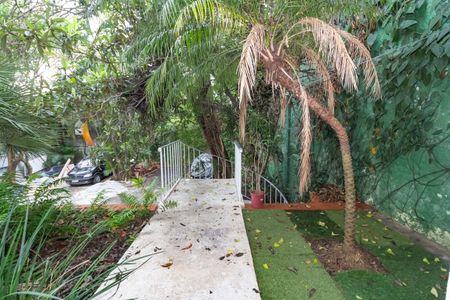 Casa à venda com 247m², 4 quartos e 2 vagas Casa à venda com 247m², 4 quartos e 2 vagasEntada