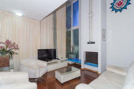 Casa à venda com 247m², 4 quartos e 2 vagas Casa à venda com 247m², 4 quartos e 2 vagasSala