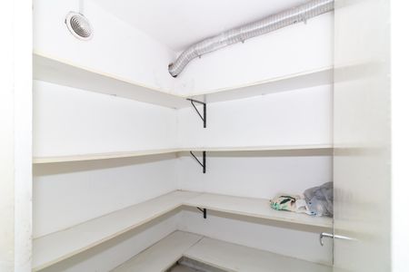 Casa à venda com 247m², 4 quartos e 2 vagas Casa à venda com 247m², 4 quartos e 2 vagasDespensa