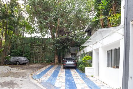 Casa à venda com 247m², 4 quartos e 2 vagas Casa à venda com 247m², 4 quartos e 2 vagasFachada